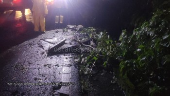 Deslizamento interdita Rodovia Mogi-Bertioga na madrugada desta sexta-feira 