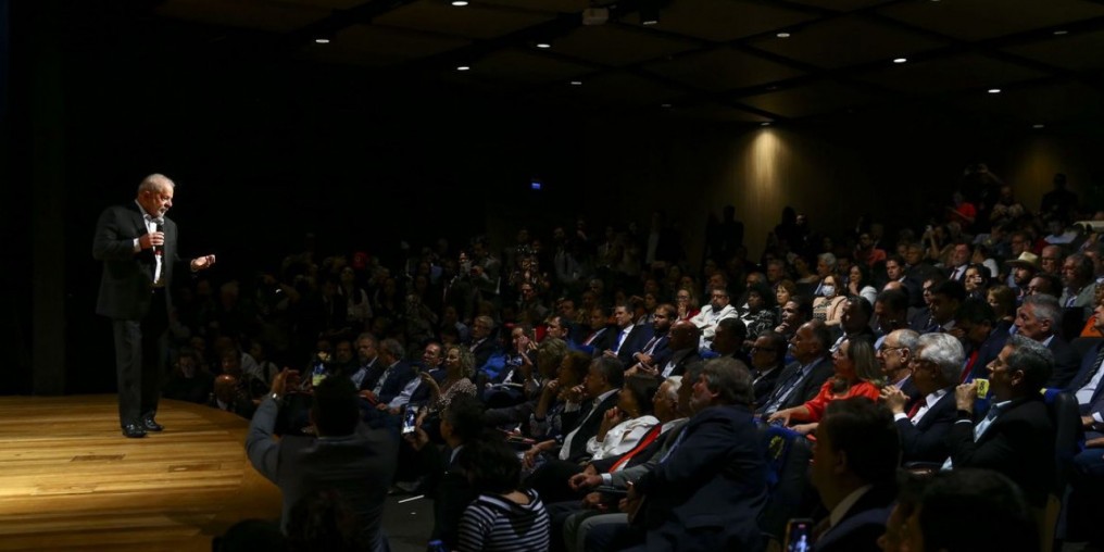 Presidente eleito se encontra com parlamentares e diz que vai dialogar