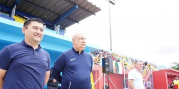 Prefeito acompanha final de torneio master de futebol no Suzanão