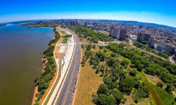 Chuvas paralisam circulação de ônibus e trens em Porto Alegre