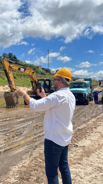 Prefeitura de Poá inicia desassoreamento do piscinão na Vila Romana
