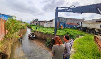 Trabalho de limpeza em cursos d´água tem continuidade no Córrego dos Canudos 