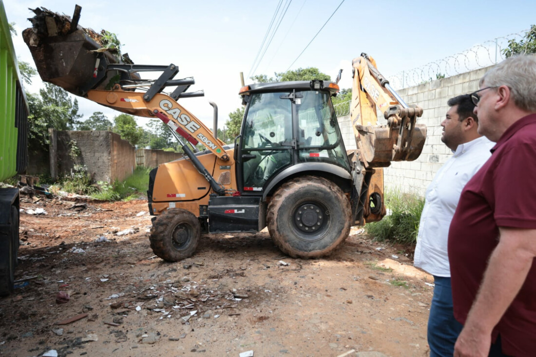Prefeito de Suzano vai às ruas para acompanhar trabalho de limpeza na cidade