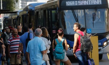 Manifestantes protestam contra aumento das passagens municipais em SP