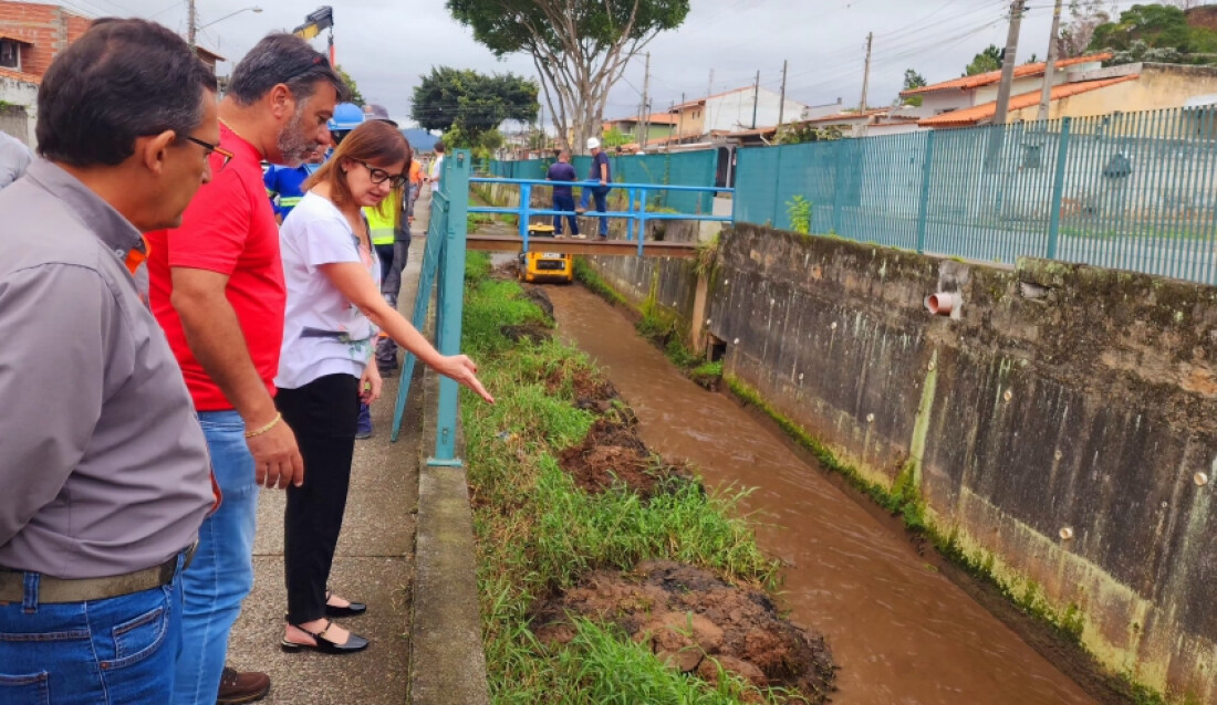 Semae e Serviços Urbanos realizam mutirão de limpeza no Córrego dos Corvos