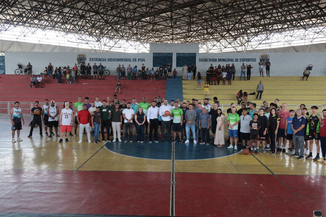 Partida de basquete marca retorno das atividades no Ginásio de Esportes de Poá