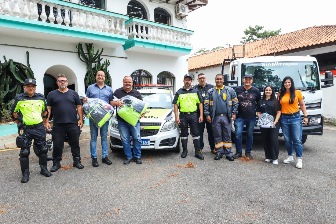 Transporte de Ferraz realiza entrega de uniformes e padronização de viaturas