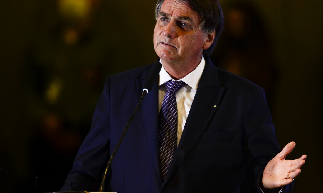 Citando possível fuga, Moraes nega devolver passaporte de Bolsonaro