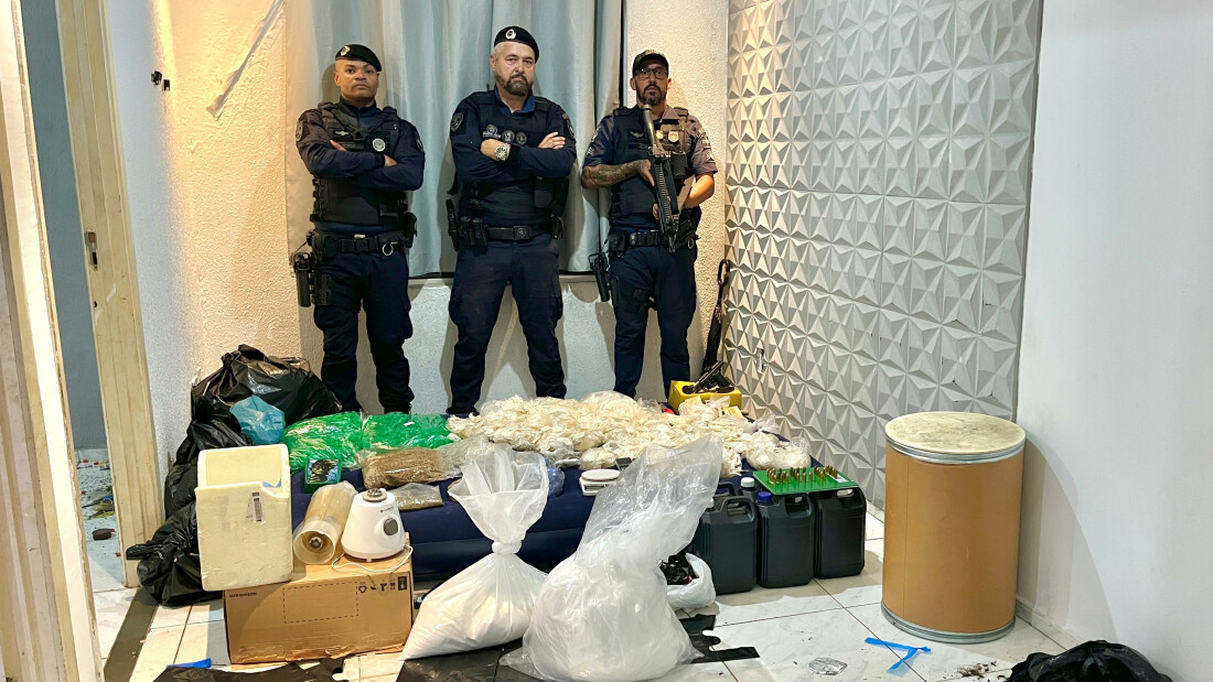 GCM de Itaquá localiza 'apartamento bomba' com 25,8 kg de drogas e uma pistola