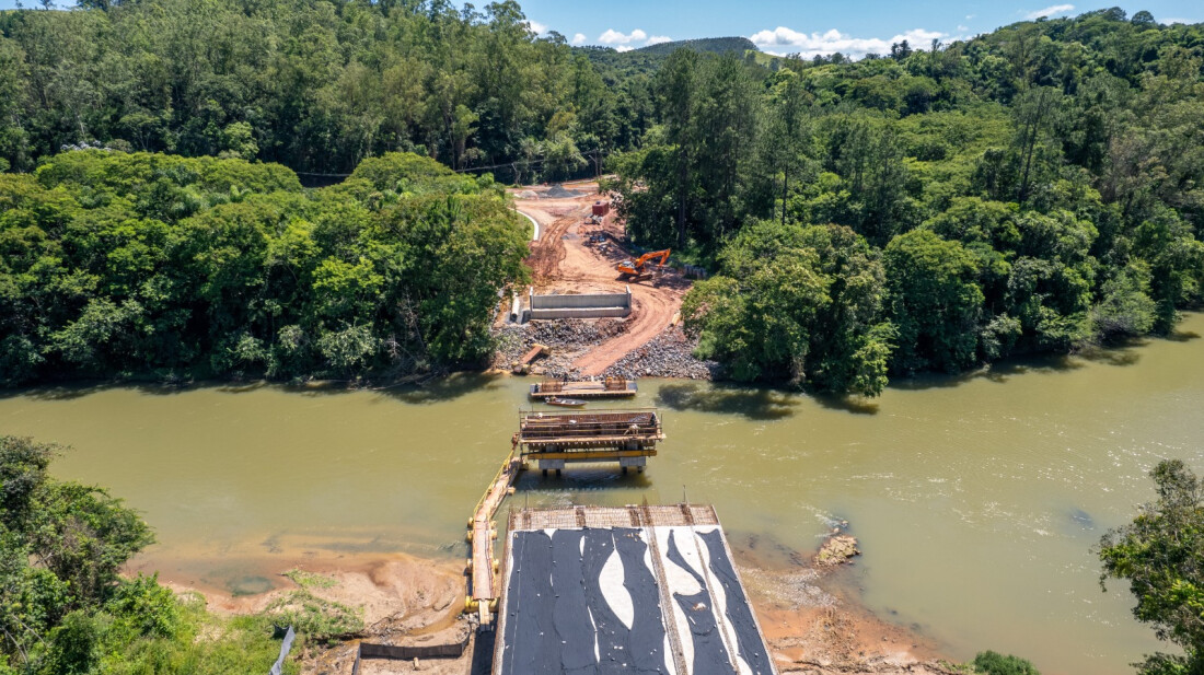 Construção de nova ponte sobre o rio Paraíba do Sul registra avanços em Guararema