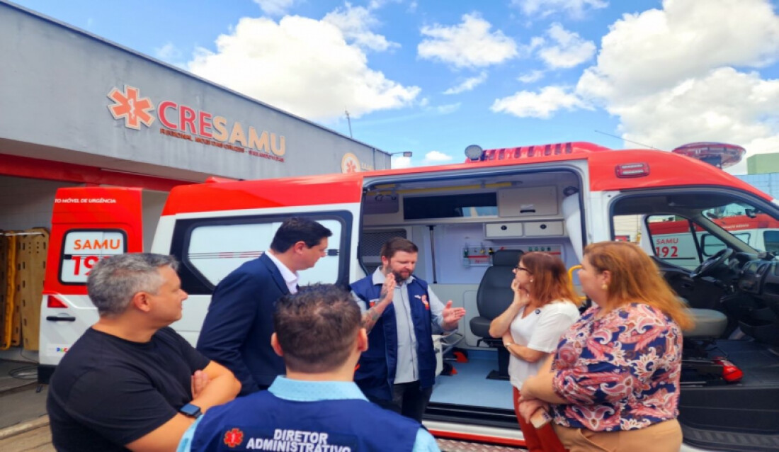 Prefeita de Mogi vistoria novas ambulâncias e anuncia presidente do Cresamu