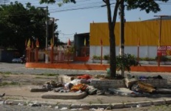 Praça abriga moradores de rua: