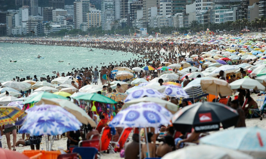 Banho noturno na orla do Rio atrai cariocas e turistas no calorão