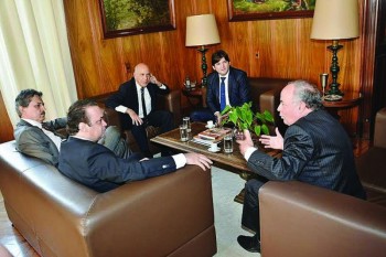 Com Lucena e Prado, Larini solicita obra do novo Fórum
