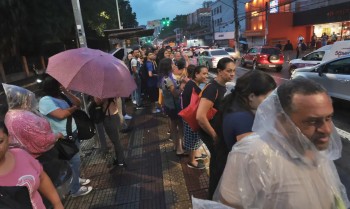 Chuva deixa 179 mil imóveis sem energia elétrica em São Paulo