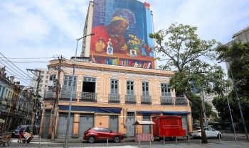 "Flores em vida": Mural gigante homenageia Conceição Evaristo no Rio