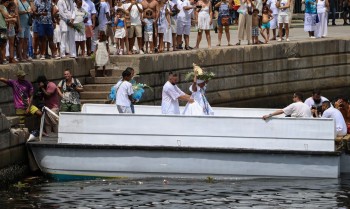 Milhares de fiéis celebram Dia de Iemanjá em cerimônias no Rio