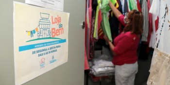 Fundo Social troca peças de roupa da Loja do Bem por panetones e chocotones