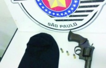 PM liberta refém e prende três acusados