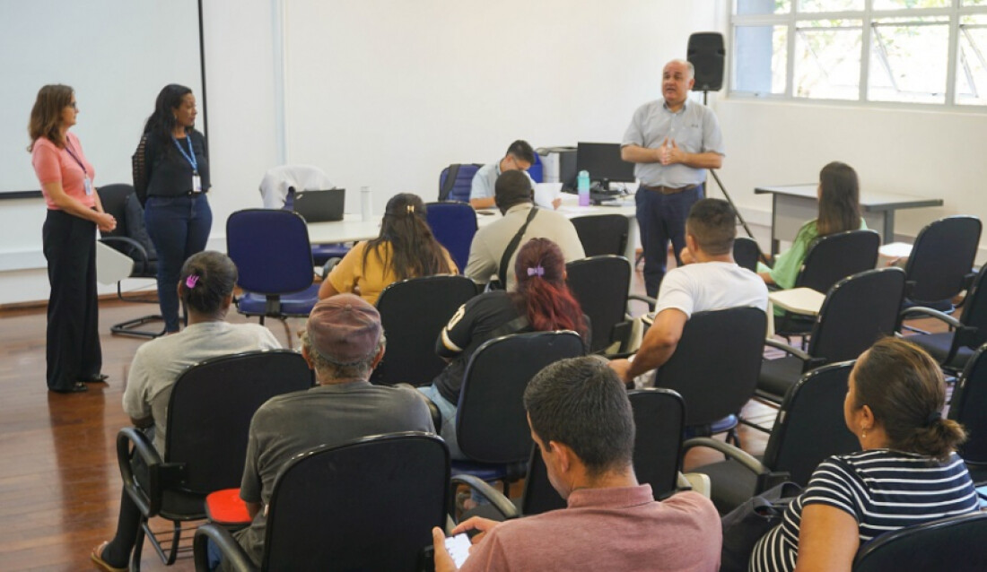 Habitação e CDHU reúnem famílias de áreas de risco para assinatura de contratos