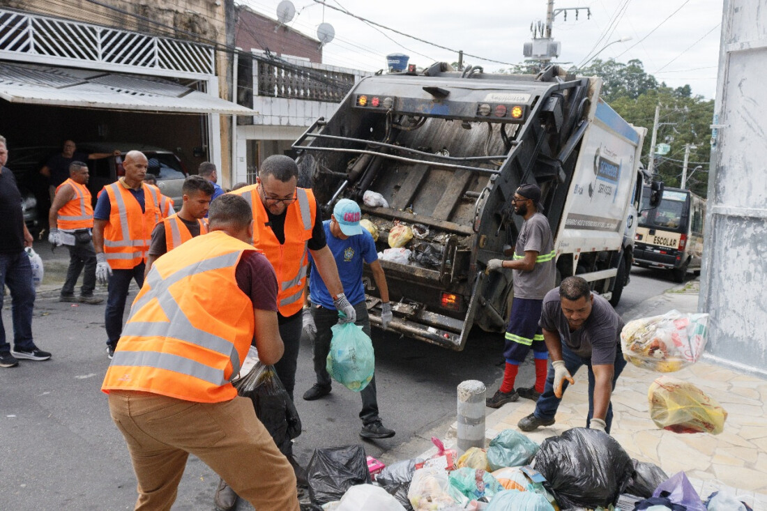 Prefeito Saulo Souza faz mutirão de limpeza para regularizar coleta de lixo 