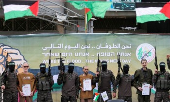 Hamas liberta três reféns; Israel começa a soltar palestinos