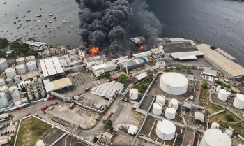 Após incêndio em fábrica, há risco de vazar óleo na Baía de Guanabara