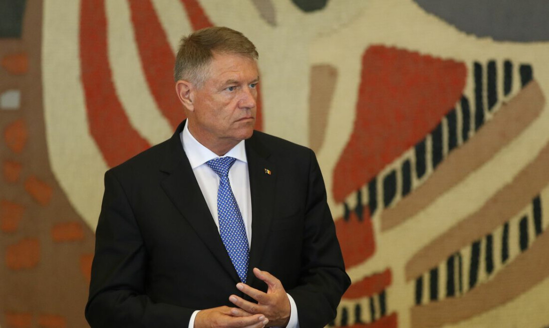 Presidente romeno anuncia demissão do cargo