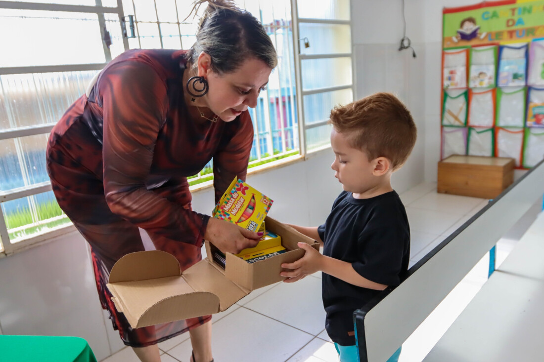Prefeitura de Ferraz inicia entrega dos kits de materiais escolares