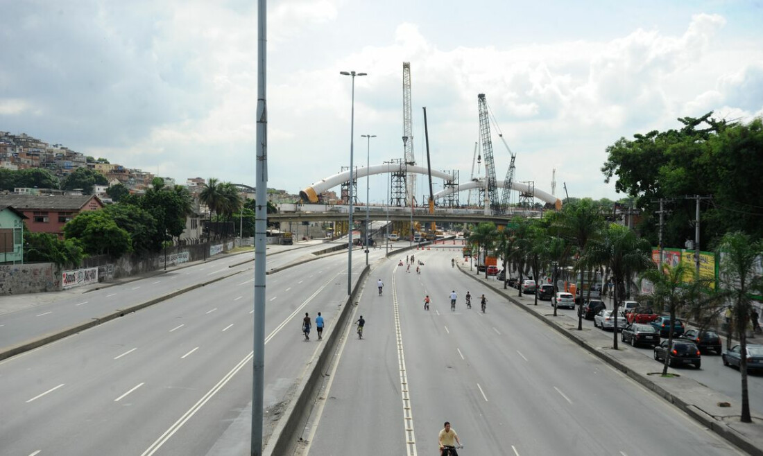 Intensa troca de tiros fecha Avenida Brasil pelo 2º dia consecutivo