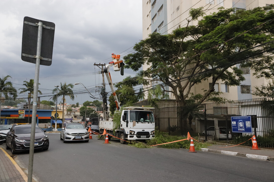 Região central de Poá recebe mutirão de melhorias na rede energia da EDP 