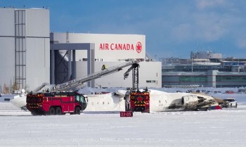 Avião da Delta capota ao pousar em Toronto e deixa 18 feridos
