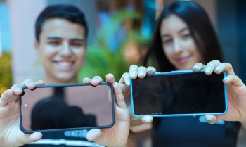 Governo regulamenta lei que restringe uso de celular na escola