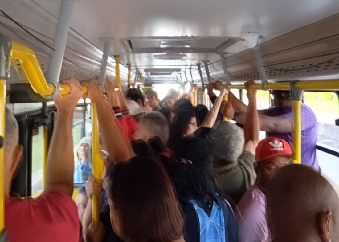 Passageiro reclama de superlotação em ônibus de Mogi para Arujá