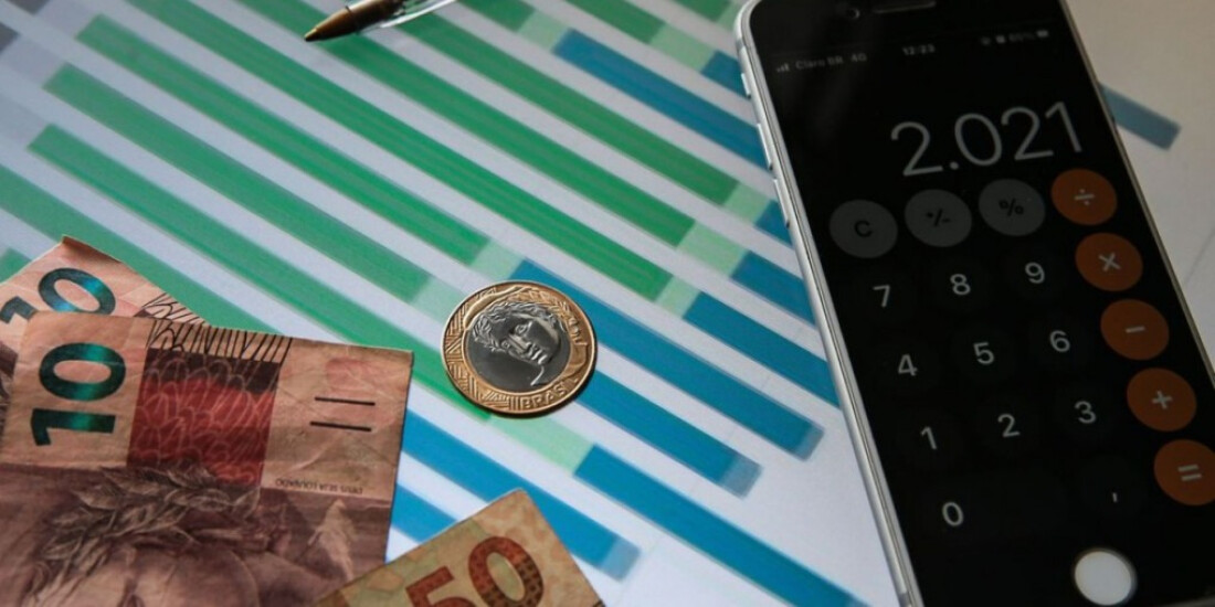 IBGE revisa queda do PIB de 2020 para 3,3%