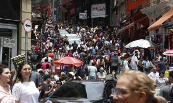 Setor de comércio e serviços de SP criou 357 mil empregos em 2024