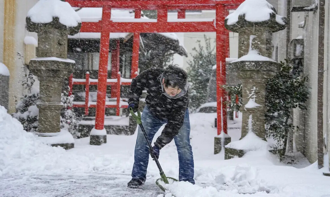 Neve intensa cobre regiões na costa do Mar do Japão