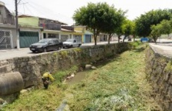 Córrego no Nova Poá recebe serviço de limpeza