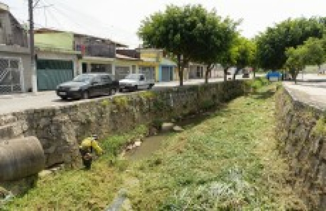 Córrego no Nova Poá recebe serviço de limpeza