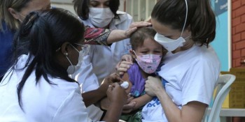 Ministério da Saúde recebe 1 milhão de doses de vacina contra covid-19
