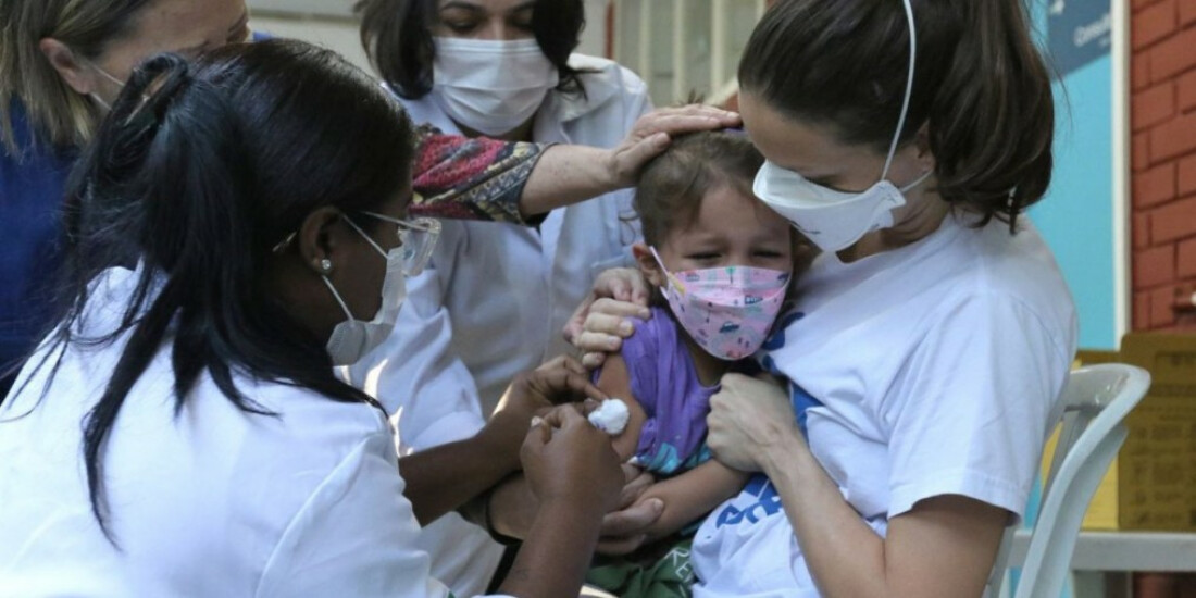 Ministério da Saúde recebe 1 milhão de doses de vacina contra covid-19