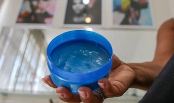 Anvisa cancela venda de pomadas para fixar cabelos, veja a lista