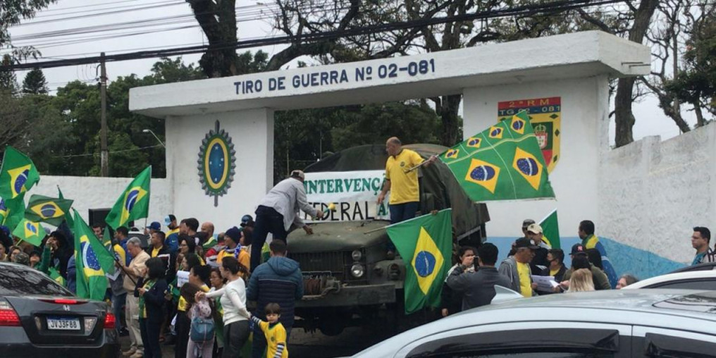 Manifestantes alegam fraude e pedem a intervenção militar