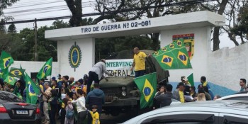 Manifestantes alegam fraude e pedem a intervenção militar