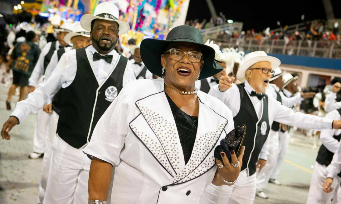 Velhas Guardas abrem desfile do grupo Especial no Sambódromo em SP