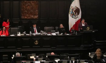 México avança com reforma que reestatiza petróleo e energia elétrica