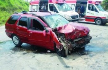 Veículos se envolvem em acidente na estrada do Pinheirinho, em Suzano