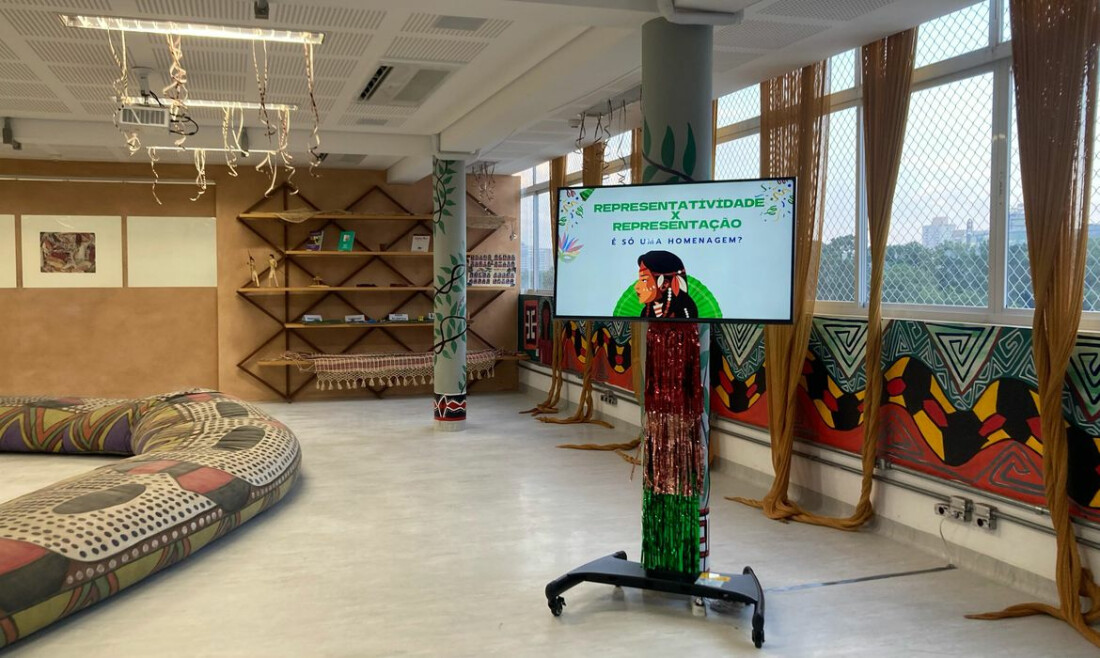 Instalação discute presença indígena nos desfiles de carnaval
