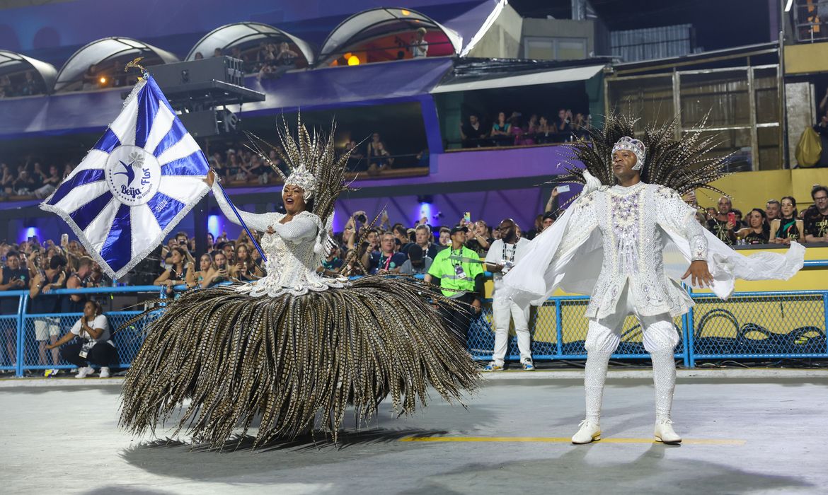Neguinho da Beija-Flor faz seu último desfile disputando título