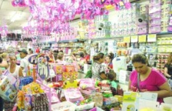 Pais se esforçam para presentear os filhos